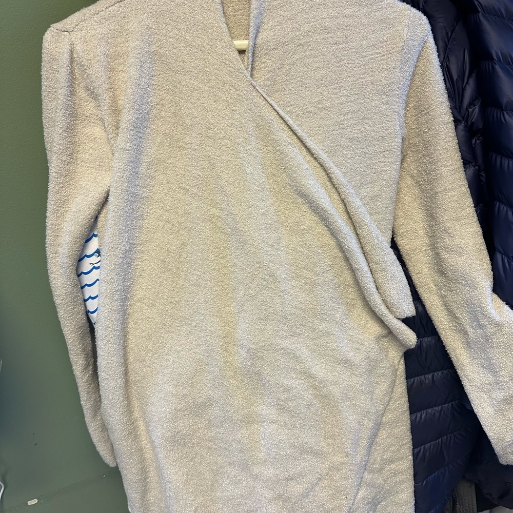 Barefoot dreams bamboo chic lite size s/m. Cream colored.